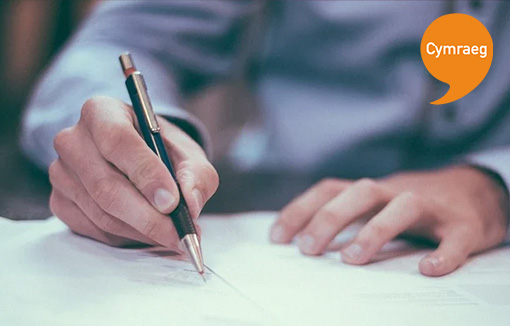 Ysgrifennu traethodau arholiad