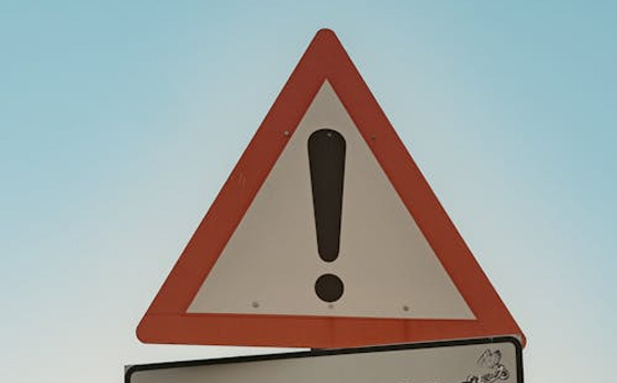 arwydd ffordd sy'n arddangos marc ebychnod