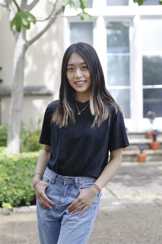 Melody Lin, Swyddog Lles Undeb y Myfyrwyr yn sefyll y tu allan i'r Abaty. 