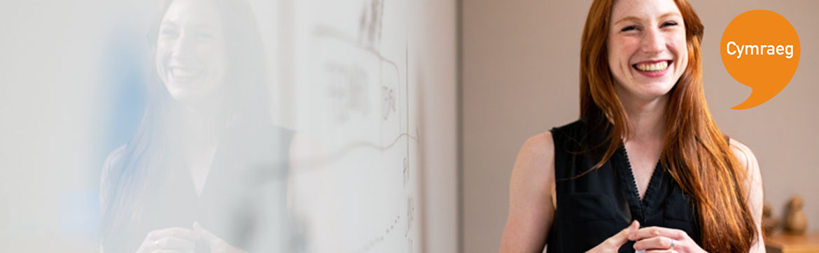 Myfyriwr yn cyflwyno