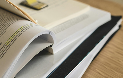 pentwr o werslyfrau wedi'u marcio &acirc; llyfrau